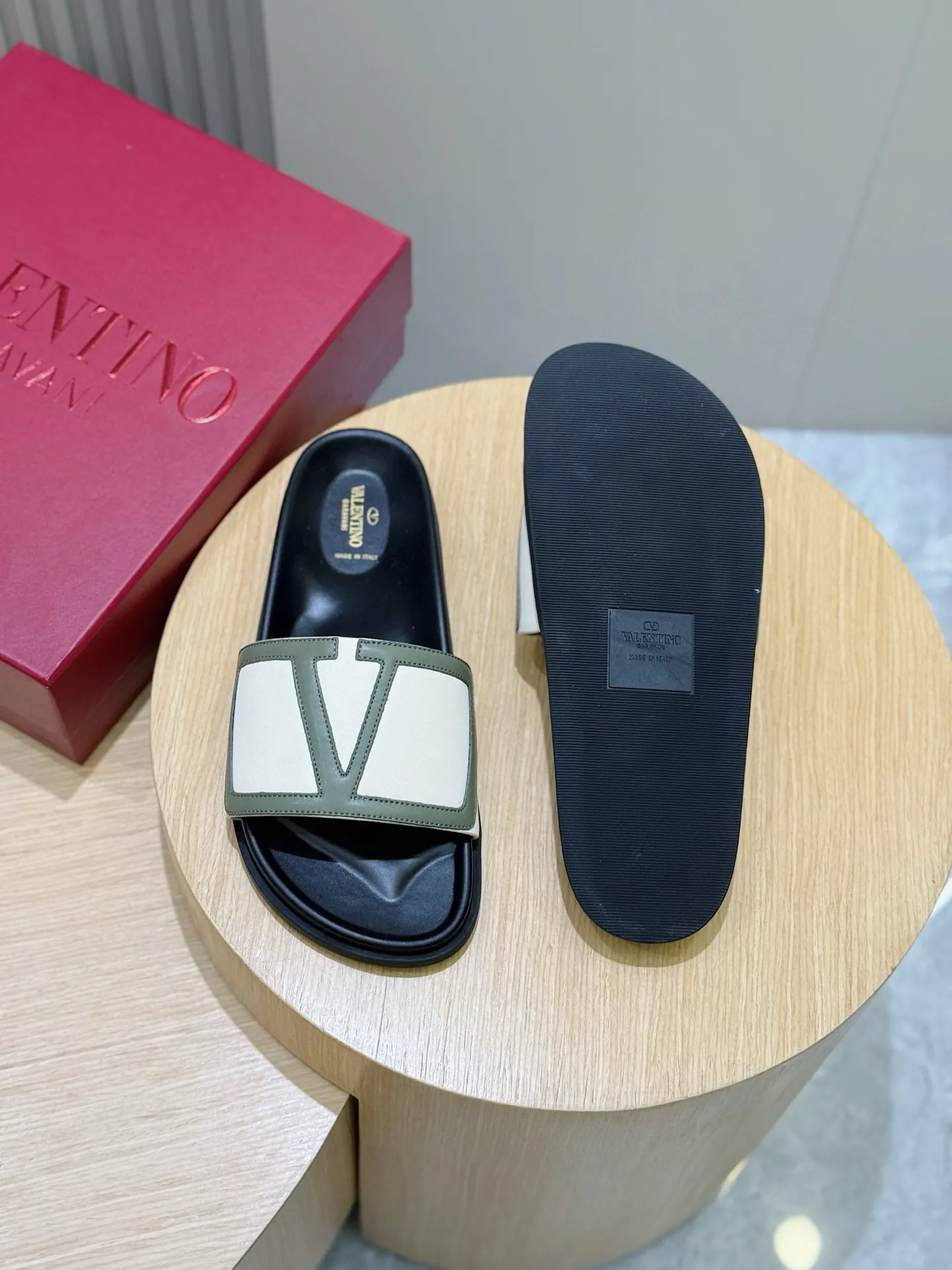 [VALENTINO] Top P: 540💰 Size: 39-44 (customized at 38.45) 🆕2025VLT — Valentino’s latest summer men’s slippers. The use of imported cowhide elements on slippers has been sublimated! It is worthy of recognition both visually and in terms of quality. Excellent quality, comfortable and durable! The embellishment of the perforated V hardware on the toe adds a sense of fashion! Cowhide feet